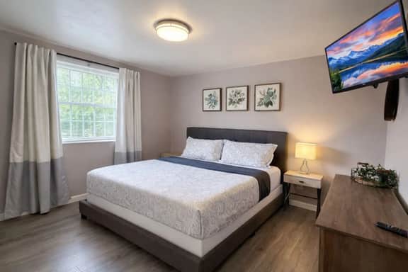 Groups Welcome-Sleeps 20-Pets OK-Fire Pit-BBQ